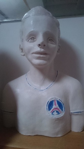 Sculptuur getiteld "Portrait de Mathéo…" door Chrysanthou, Origineel Kunstwerk, Klei