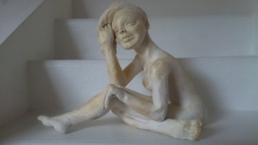 Скульптура под названием "Nue devant son miro…" - Chrysanthou, Подлинное произведение искусства, Глина