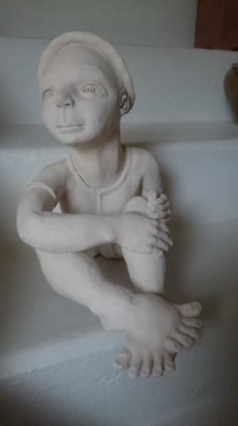 Sculptuur getiteld "Petit garçon" door Chrysanthou, Origineel Kunstwerk, Klei