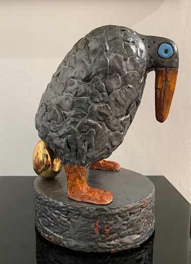 Skulptur mit dem Titel "Black Bird with Gol…" von Nora Blazeviciute, Original-Kunstwerk, Keramik