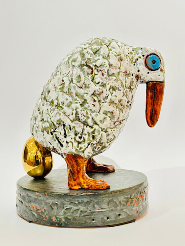 Sculpture intitulée "White Bird with Gol…" par Nora Blazeviciute, Œuvre d'art originale, Ciment