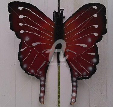 Skulptur mit dem Titel "Butterfly - Red" von Notorious Ron, Original-Kunstwerk, Metalle