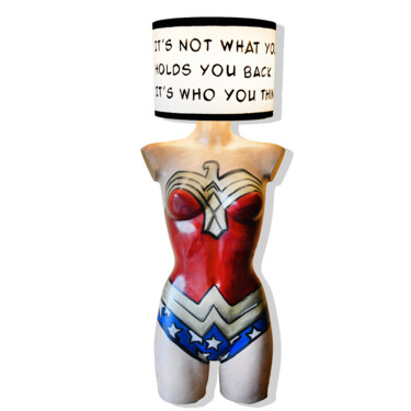 Скульптура под названием "Wonder Woman - Ligh…" - Antonella Castrovillari, Подлинное произведение искусства, Акрил