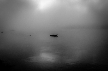 Photographie intitulée "the lonely boat" par Walkingsea, Œuvre d'art originale