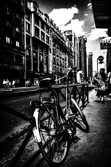 Fotografia intitulada "vélo à Pompidou" por Walkingsea, Obras de arte originais