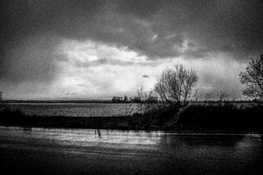 Fotografia intitolato "white grey sky III" da Walkingsea, Opera d'arte originale