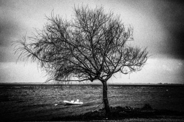 Fotografie mit dem Titel "holding the boat..." von Walkingsea, Original-Kunstwerk