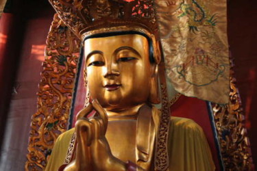 Photographie intitulée "Bouddha géant or" par Odile, Œuvre d'art originale