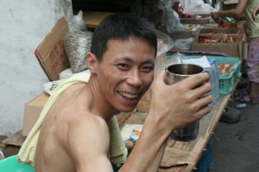 Photographie intitulée "Homme buvant du thé" par Odile, Œuvre d'art originale