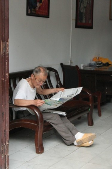 Photographie intitulée "Homme lisant le jou…" par Odile, Œuvre d'art originale