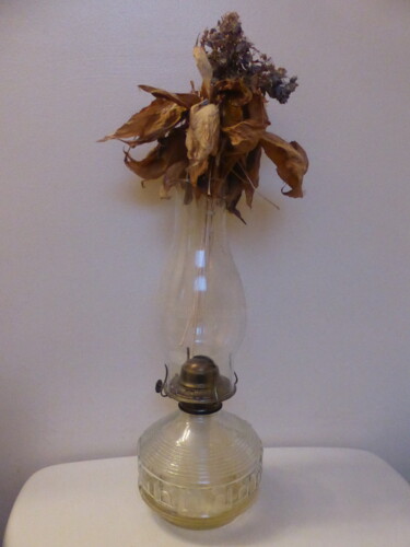 Photographie intitulée "Lampe à l'huile déc…" par Odilon Talbot, Œuvre d'art originale, Photographie numérique