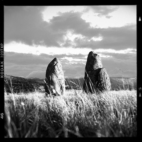 Photographie intitulée "Menhirs des Bondons" par Oeildepierre, Œuvre d'art originale