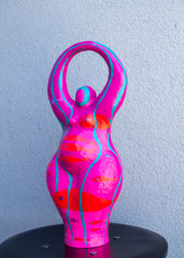 Skulptur mit dem Titel "Sculpture "Pink Wom…" von Oksana Chumakova, Original-Kunstwerk, Papier maché