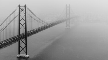 Fotografie mit dem Titel "25 de Abril Bridge,…" von Oleg Viktorovic Pitkovskiy, Original-Kunstwerk, Digitale Fotografie