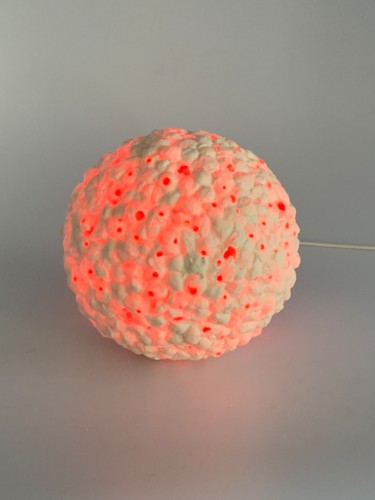 Skulptur mit dem Titel "Ball with red light" von Olesia Dvorak-Galik, Original-Kunstwerk, Keramik