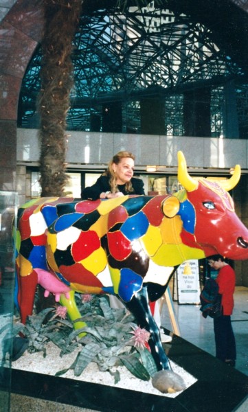 Sculptuur getiteld ""Cow Parade"" door Olga Beltrão, Origineel Kunstwerk, Hars