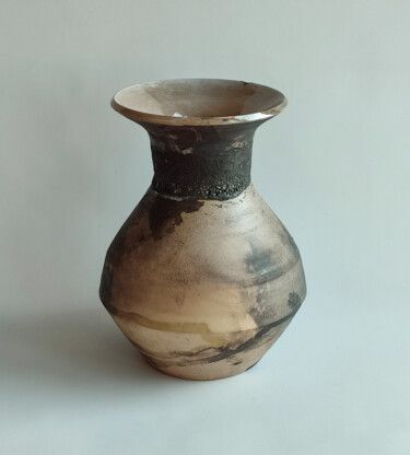 Skulptur mit dem Titel "Smoked vase #1" von Olga Suvorova, Original-Kunstwerk, Ton