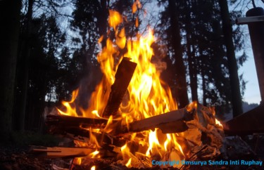 Photographie intitulée "DANKESFEUER für MUT…" par Omsurya Sandra Inti Ruphay, Œuvre d'art originale