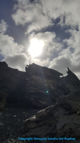 Fotografia intitulada "PIEDRAS SAGRADAS LUZ" por Omsurya Sandra Inti Ruphay, Obras de arte originais