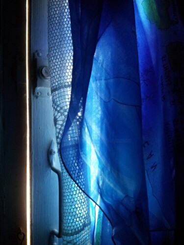 Фотография под названием "BLUE LIGHT STRIPES" - Omsurya Sandra Inti Ruphay, Подлинное произведение искусства