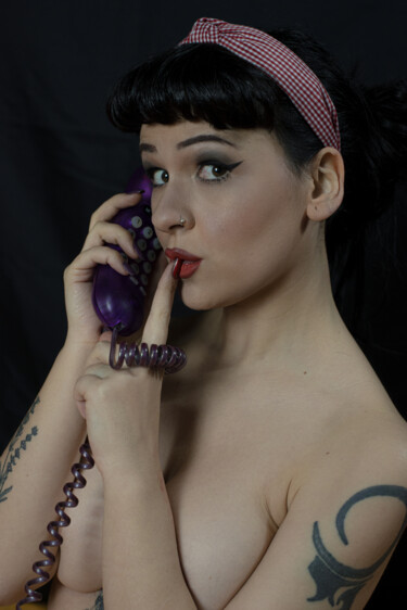 Photographie intitulée "Pin-up al telefono" par Oniraz Photo, Œuvre d'art originale, Photographie numérique