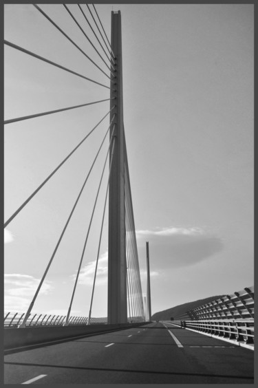 Photographie intitulée "Pont de Millau" par Alain Brasseur, Œuvre d'art originale