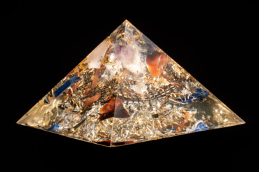 Scultura intitolato "Crystal Pyramid" da Orgonergy, Opera d'arte originale, Resina