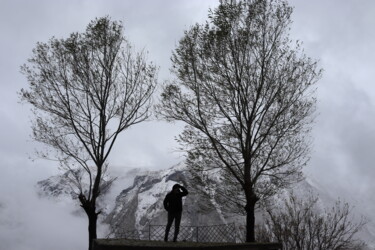 Photography titled "Snow and man" by Orhan Güldeste, Original Artwork, Non Manipulated Photography