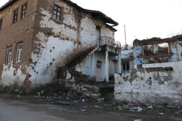 Fotografia intitolato "eski evler ve yıkık…" da Orhan Güldeste, Opera d'arte originale, Fotografia digitale