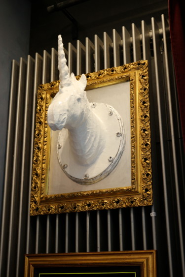 Sculpture titled "Licorne" by Cabinet De Curiosités Artistiques, Original Artwork, Mixed Media