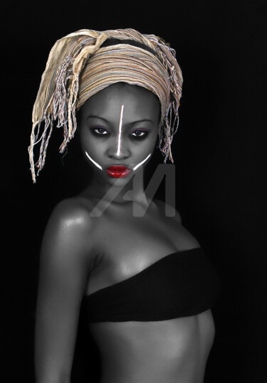 AFRICAN QUEEN en noir et blanc et maquillage couleur Photographie intitulée "AFRICAN QUEEN en no…" par Osho Photographe, Œuvre d'art originale, Photographie numérique