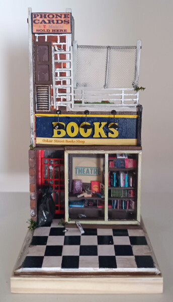 Sculptuur getiteld "Books Shop" door Oskar Diorama, Origineel Kunstwerk, Acryl
