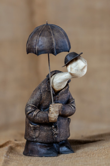 Skulptur mit dem Titel "Под дождём" von Aleksandr Shved, Original-Kunstwerk, Papier maché