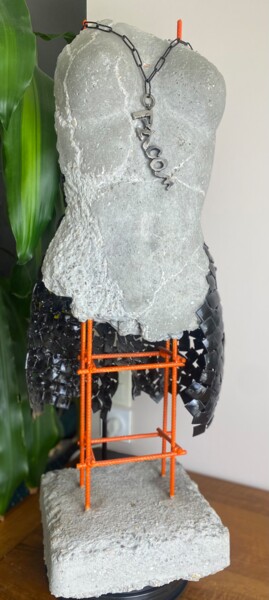 Sculpture intitulée "Femme en constructi…" par Pacom, Œuvre d'art originale, Béton
