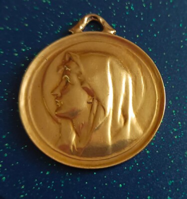 Sculpture titled "Médaille Sainte Vie…" by Zeuxiss, Original Artwork, Metals