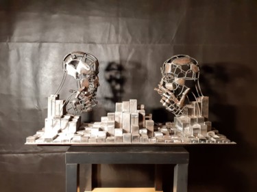 Escultura titulada "gli scacchisti" por Paolo Perelli, Obra de arte original, Metales