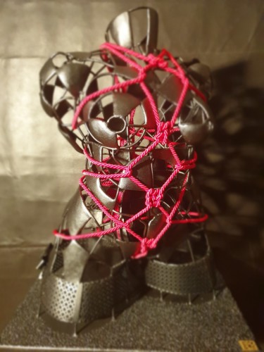 Skulptur mit dem Titel "bondage lady I" von Paolo Perelli, Original-Kunstwerk, Metalle