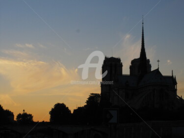 Fotografie mit dem Titel "Sunset on Notre Dam…" von Yann Delpech, Original-Kunstwerk, Digitale Fotografie