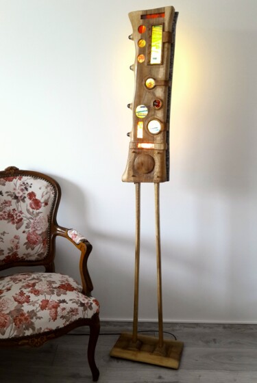 Sculptuur getiteld "Totem Lamp 040523" door Pascal Denis Sculpture, Origineel Kunstwerk, Hout