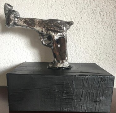 Skulptur mit dem Titel "Stop aux armes" von Pascale De Iudicibus, Original-Kunstwerk, Terra cotta