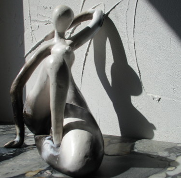 Skulptur mit dem Titel "La Femme au sein" von Pascale Rodriguez, Original-Kunstwerk, Keramik