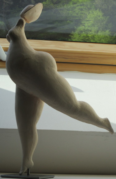 Скульптура под названием "Fille à la vanille" - Pascale Rodriguez, Подлинное произведение искусства, Керамика