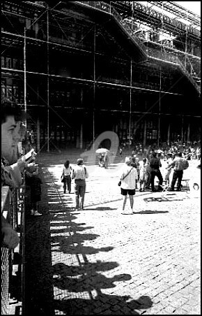 Photographie intitulée "Paris - Beaubourg 6" par Pascaline, Œuvre d'art originale, Photographie argentique