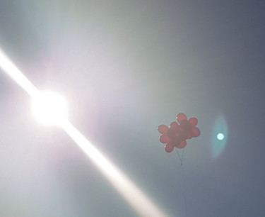 Photographie intitulée "Ballons qui montent…" par Pat Guile, Œuvre d'art originale