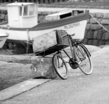 Fotografie getiteld "old bike (Bretagne…" door Pato Van Hecke, Origineel Kunstwerk