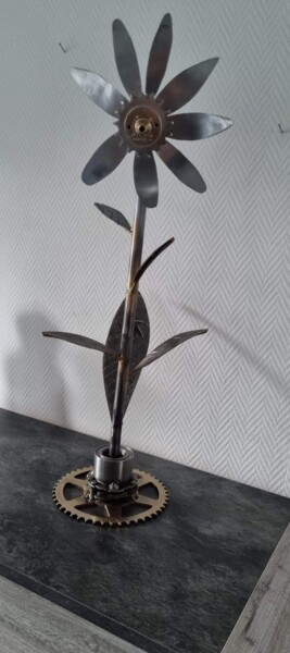 Sculpture titled "Sculpture Tournesol" by Pat, Original Artwork, Metals