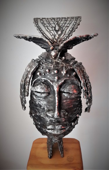 Скульптура под названием "Alafia ati ilaja" - Bueno Patrice, Подлинное произведение искусства, Металлы
