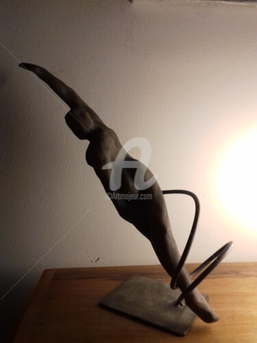 Скульптура под названием "Athleste 2" - Olympe/Patricia Dubois, Подлинное произведение искусства, Керамика