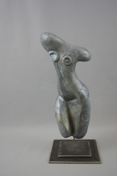 Skulptur mit dem Titel "femme en bleu019" von Patricia Grenier, Original-Kunstwerk, Keramik