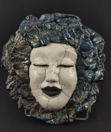Scultura intitolato "masque mural" da Patricia Grenier, Opera d'arte originale, Ceramica